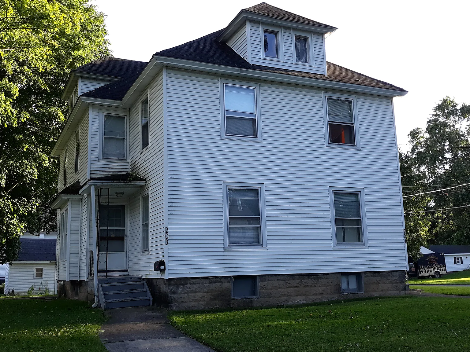 3 bed, 1400 sqft, $1,250 — Photo 1