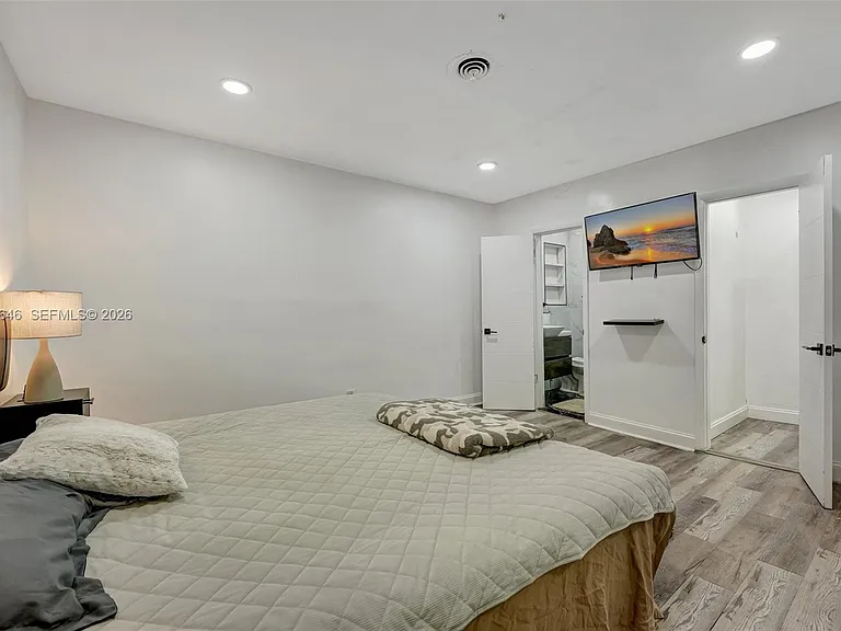 18600 NE 7th Ct — Photo 9