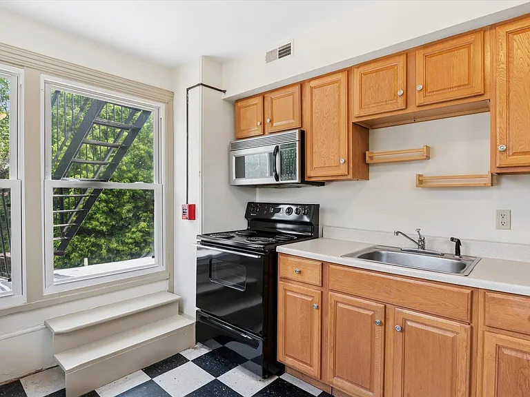 421 N Walnut St — Photo 7