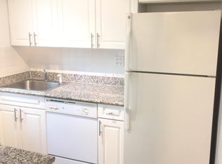 15 Schenck Ave #D2, Great Neck, NY 11021
