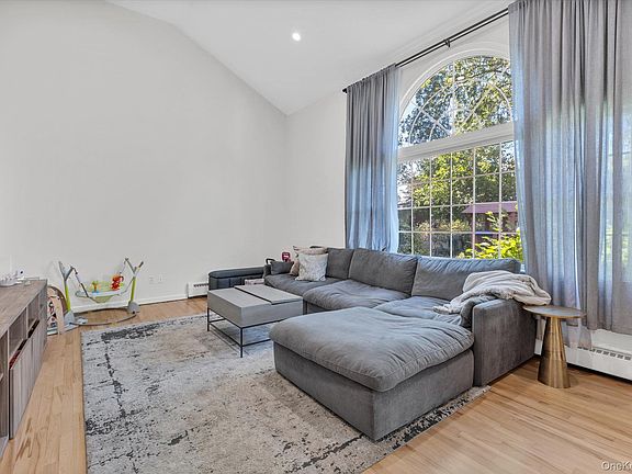 4th image of 23 Skyview Pl