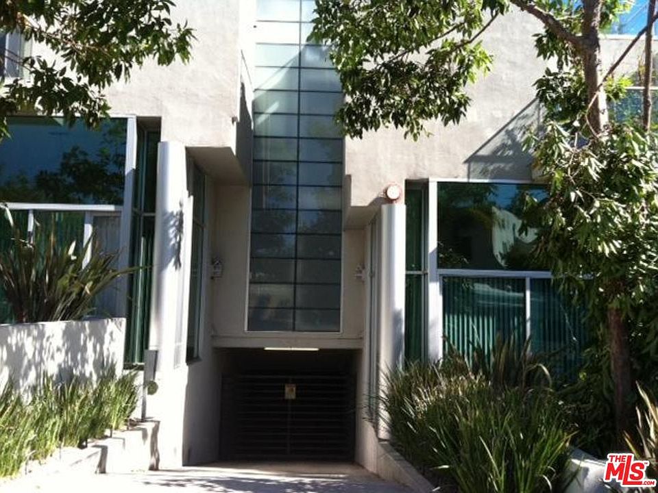 2nd image of 916 W Knoll Dr