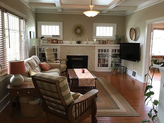 Living room with gas insert