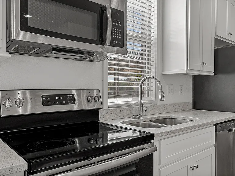 Kitchen | 2 Bed 2.5 Bath | The Cabernet