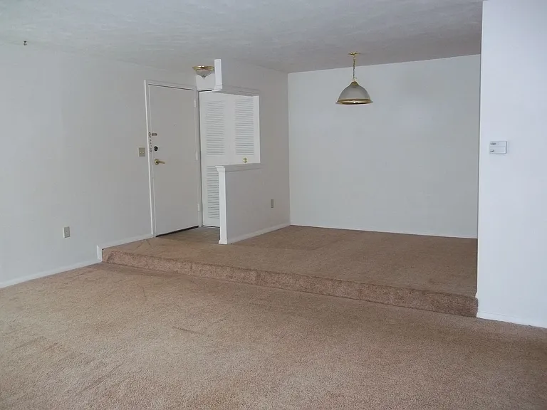 Windsor Gardens Apartments — Photo 37