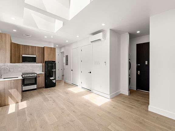 4th image of 24 Greenwich Ave