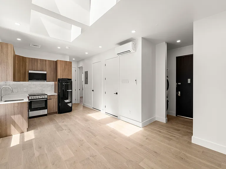 24 Greenwich Ave #3 — Photo 2