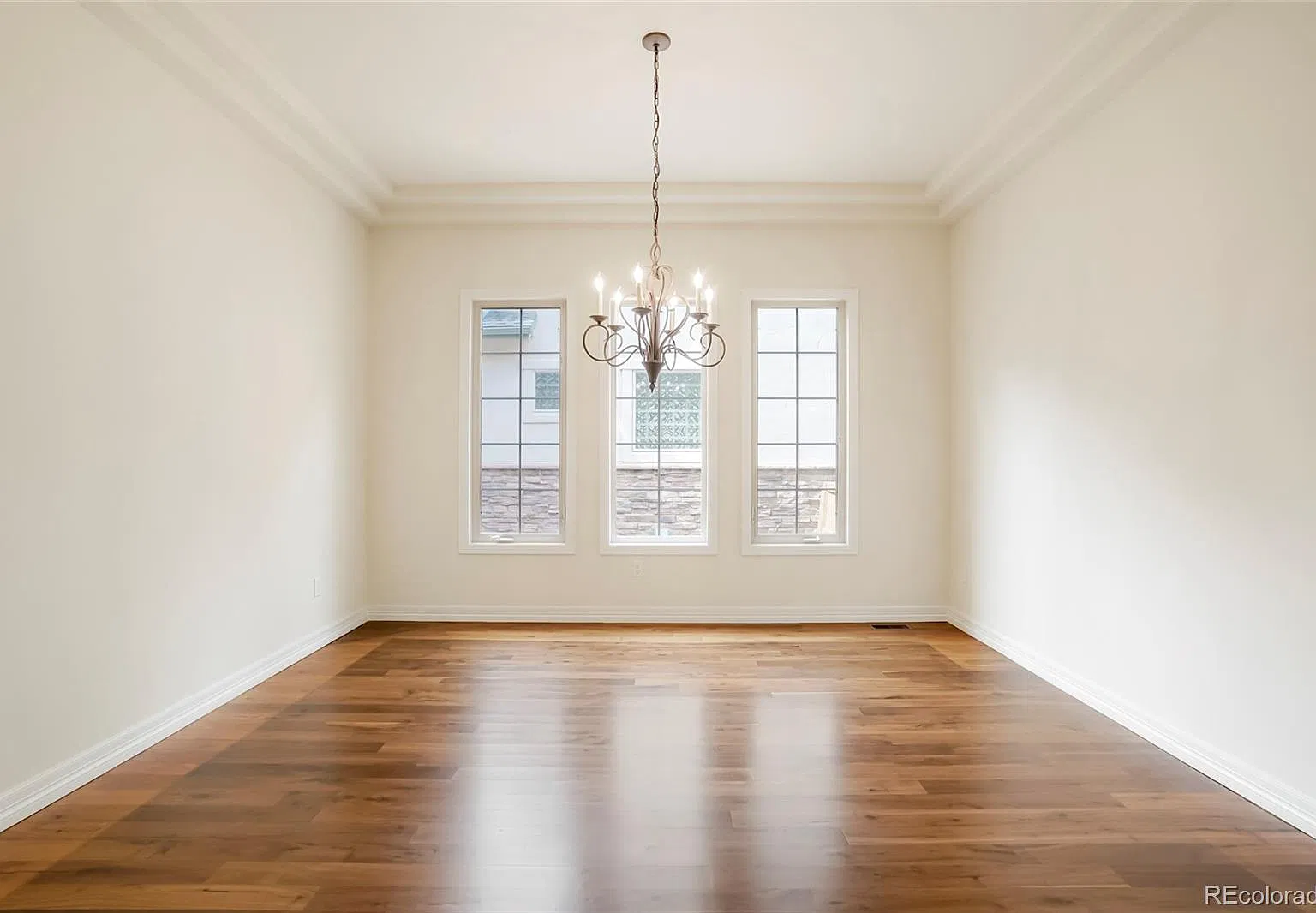 3 bed, 2.5 bath, 3050 sqft, $4,500 — Photo 4
