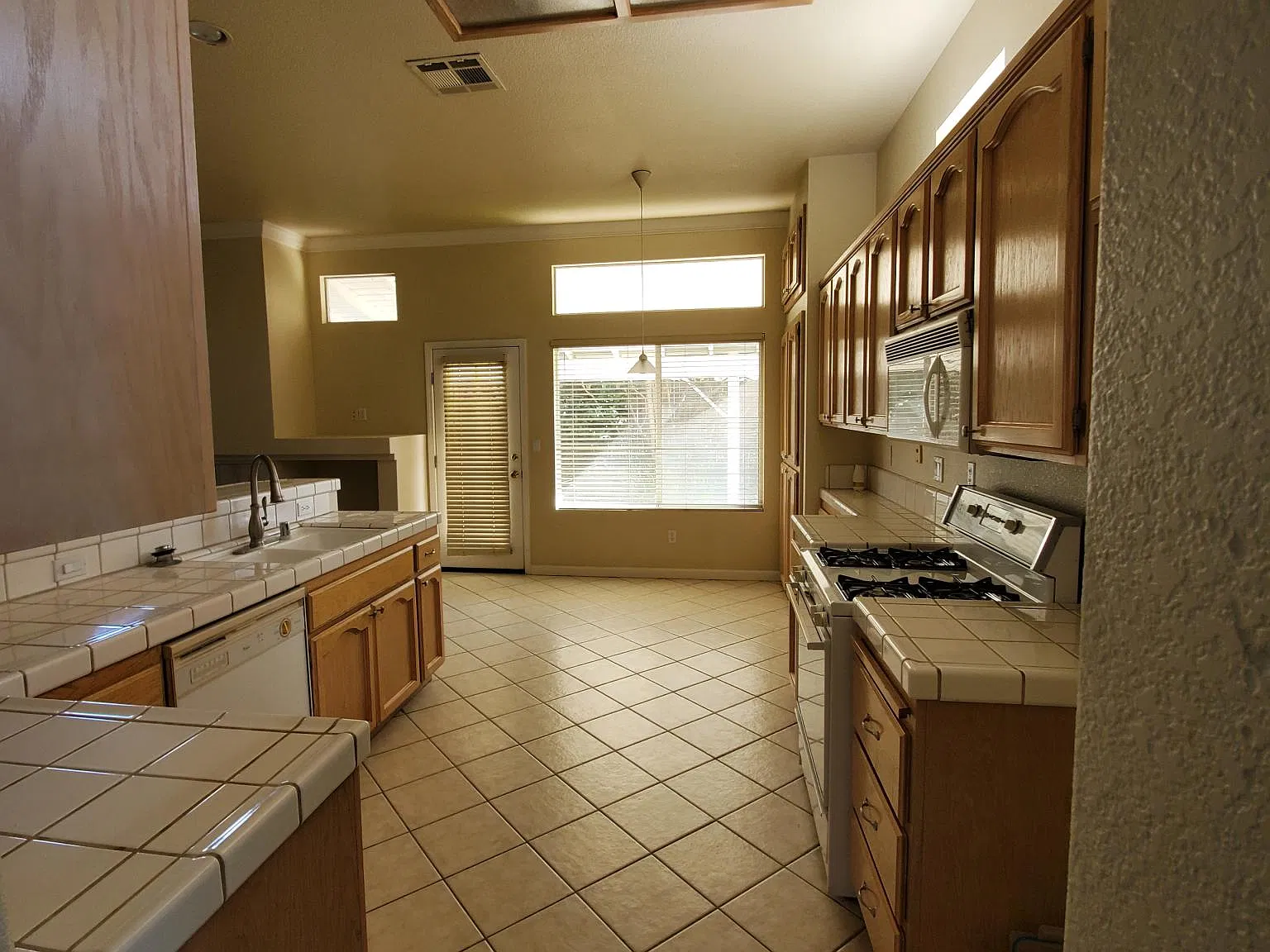3 bed, 1624 sqft, $2,700 — Photo 4