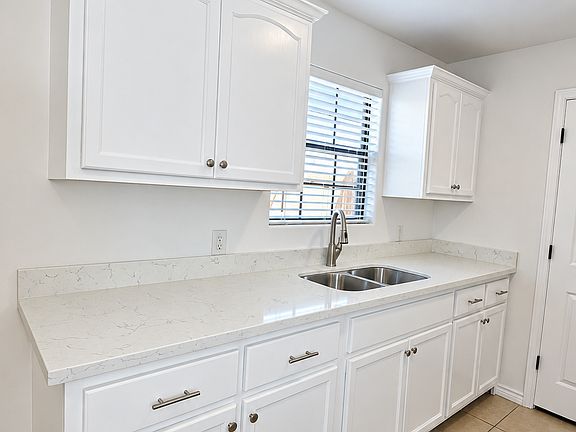 4th image of 109 Ramon Cardenas Dr APT C
