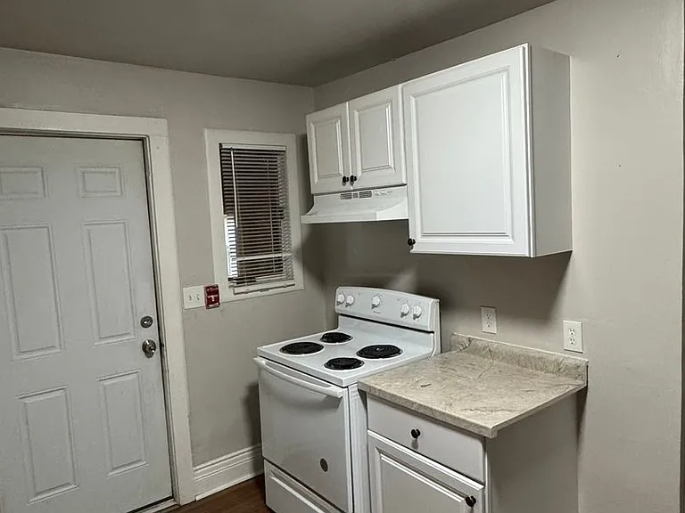 120 E Spring St — Photo 4