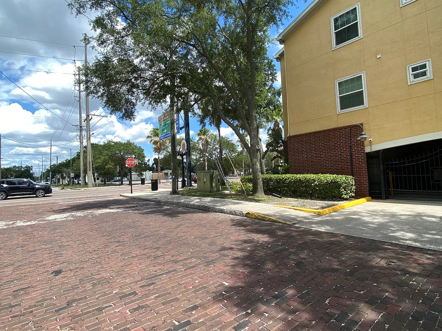 2010 E Palm Ave — Photo 2