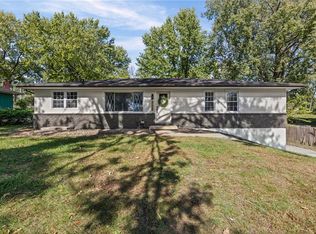 806 Howard Ln, Liberty, MO 64068