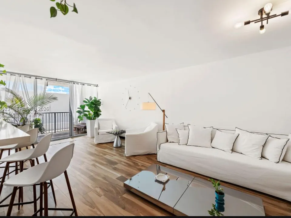 2655 Collins Ave #504