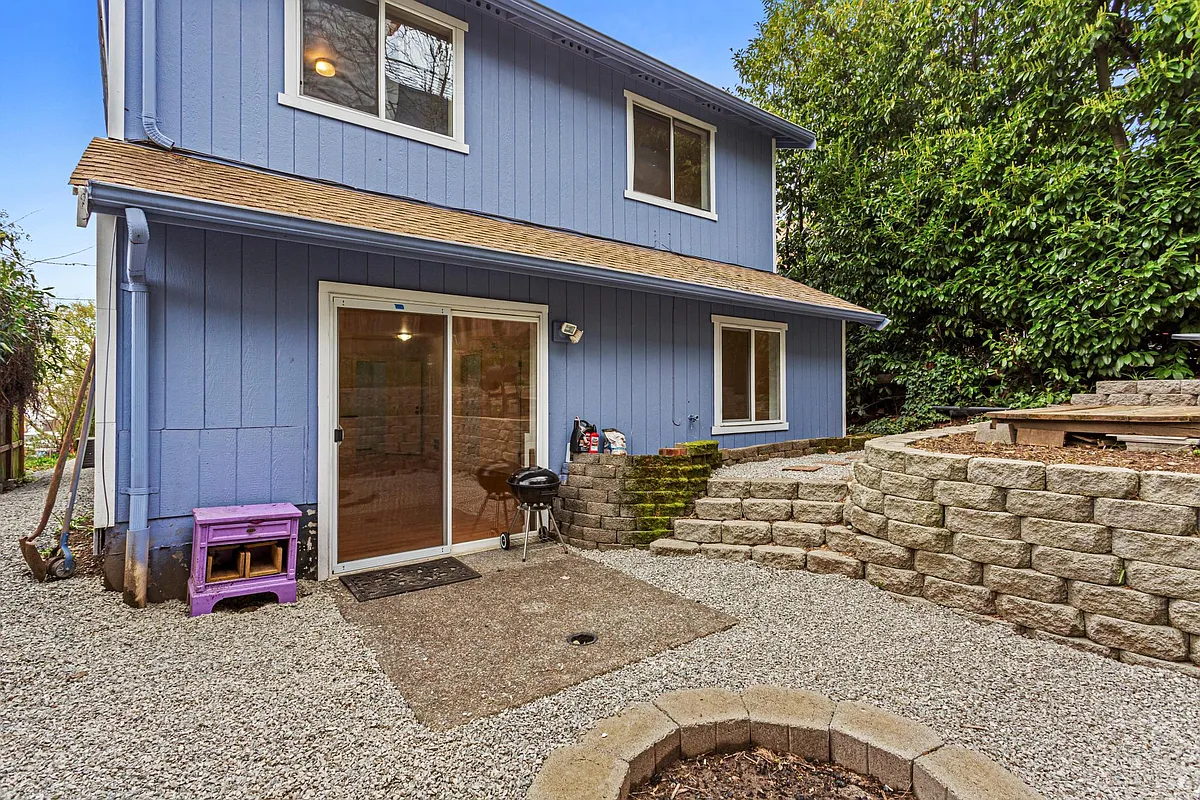 Shared BBQ backyard. - 212 17th Ave #A