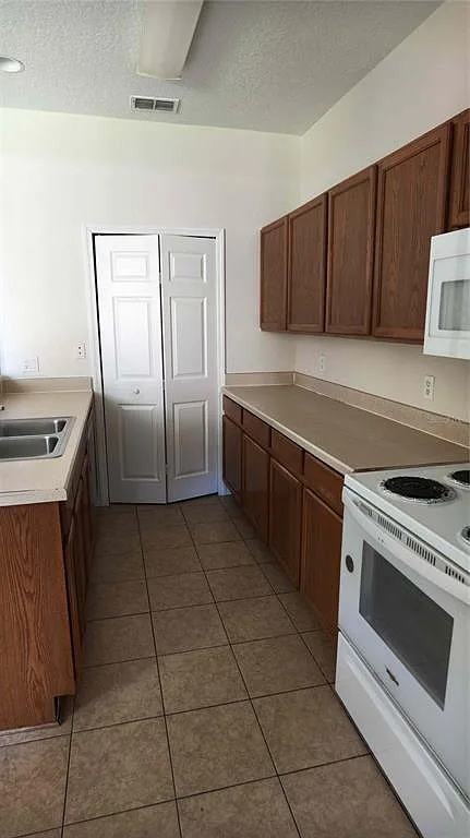 3 bed, 2.5 bath, 1384 sqft, $2,000 — Photo 3