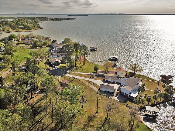 3rd image of 118 Alamo Dr