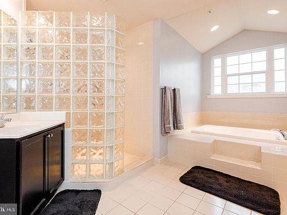 5th image of 2108 Lake Forest Dr