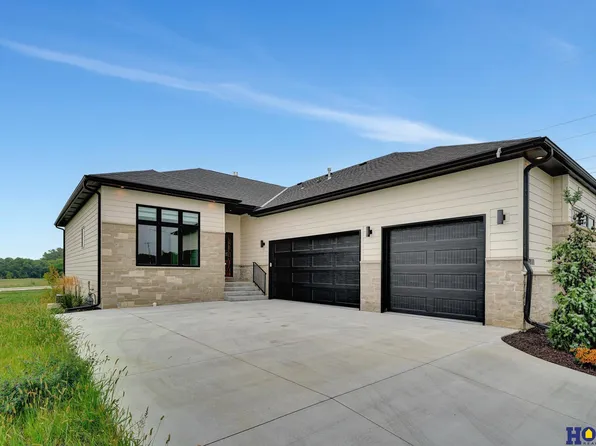 9111 White Horse Way, Lincoln, NE 68520