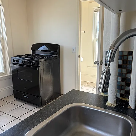 10-12 Maple St #6 — Photo 11