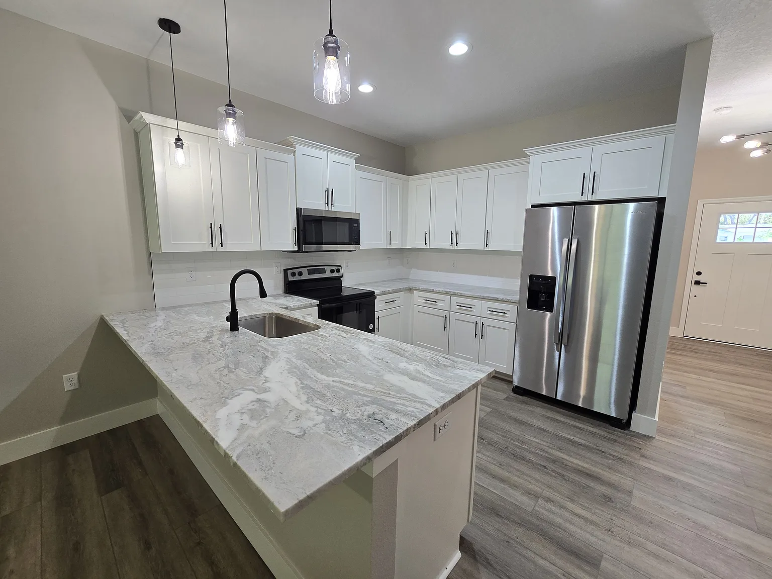NEWER 2/2/1 Duplex — Photo 3