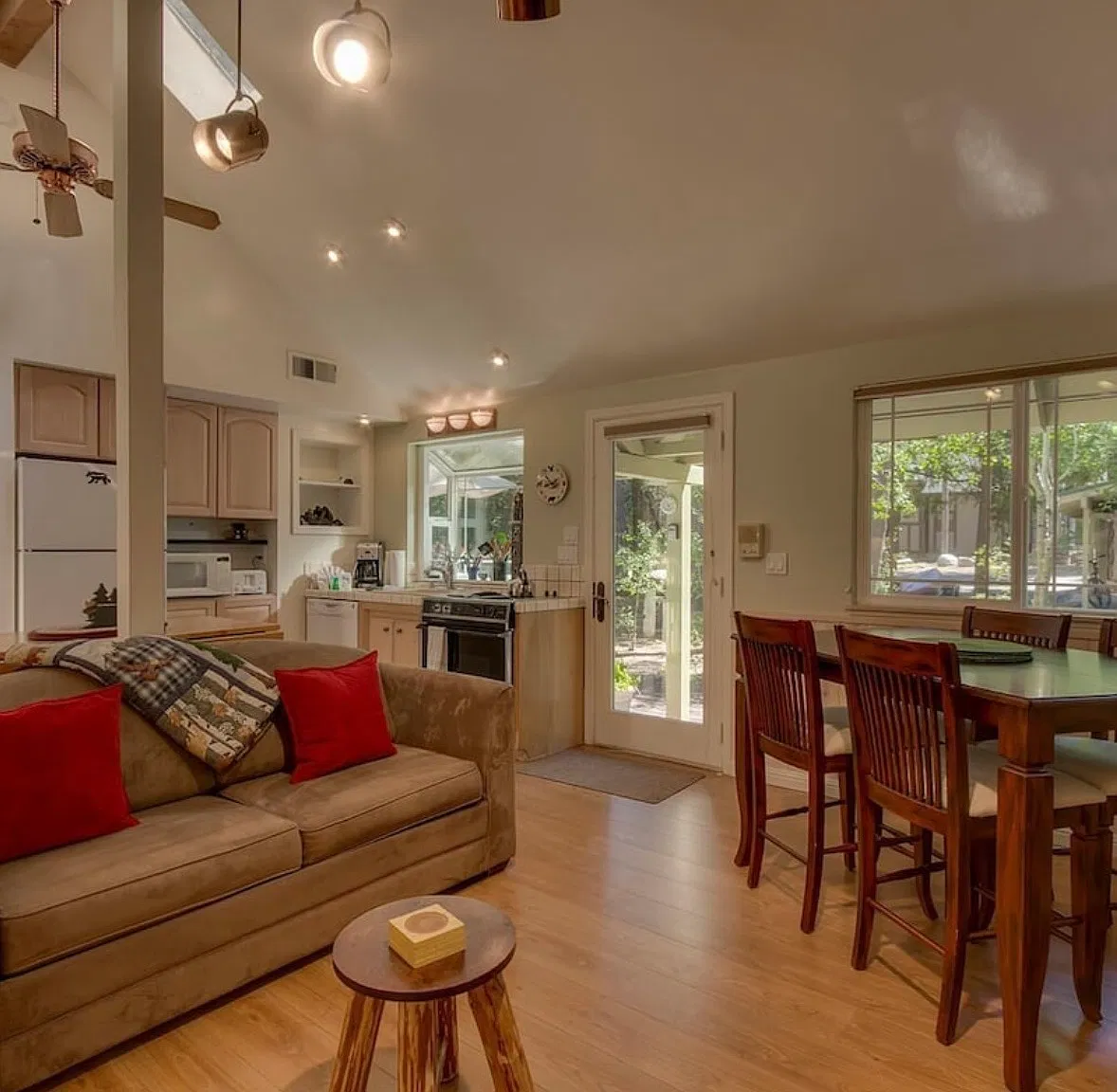 1 bed, $2,400 — Photo 4