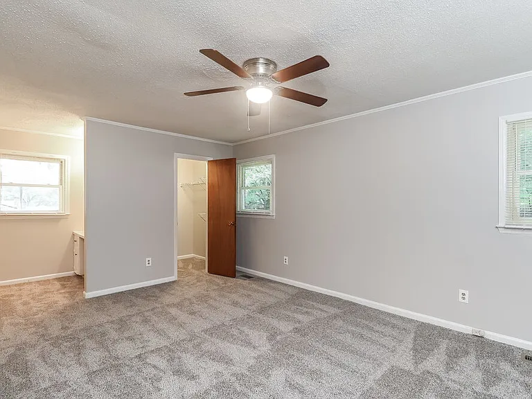 2124 Fox Hunt Dr — Photo 10