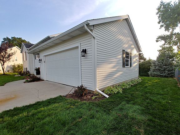 5th image of 832 Meadow Dr
