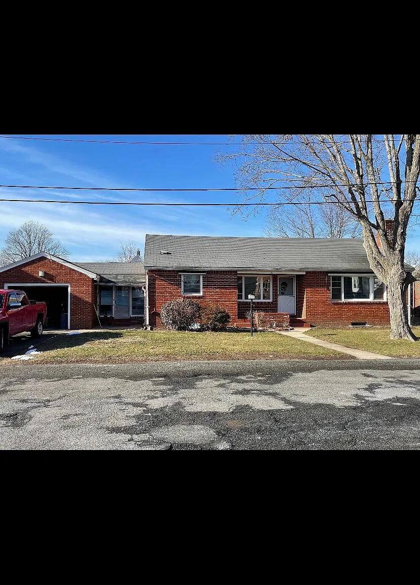 3 bed, 1.5 bath, 1400 sqft, $2,300 — Photo 2