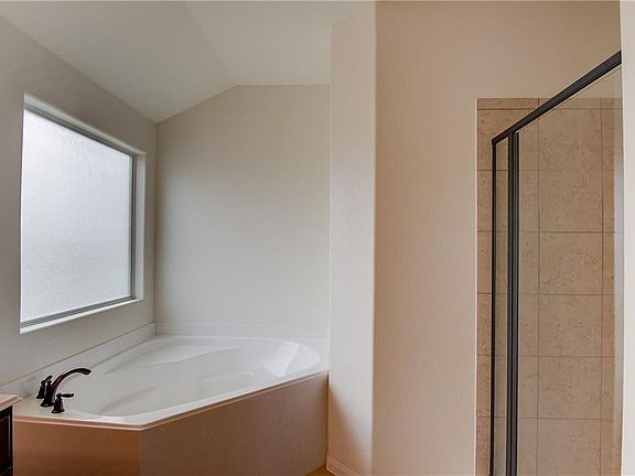 3rd image of 1601 Breanna Ln