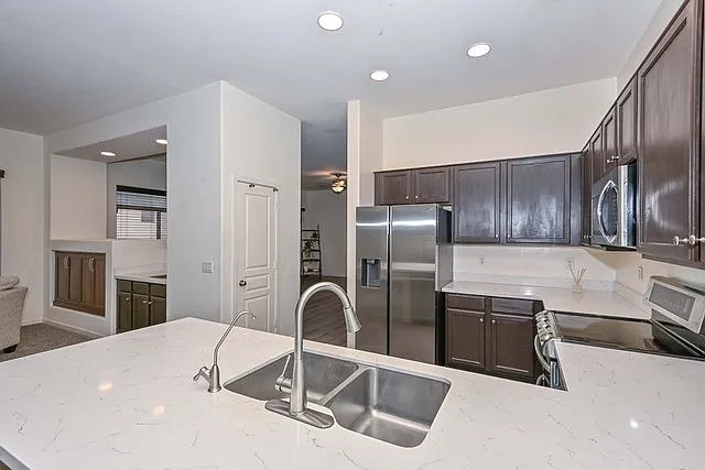 2210 E Branham Ln — Photo 6