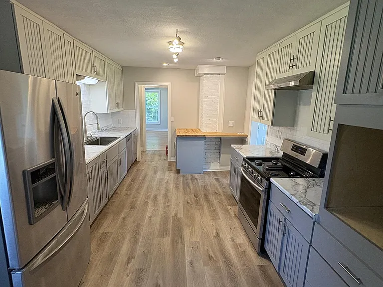 2211 E Walnut St — Photo 16