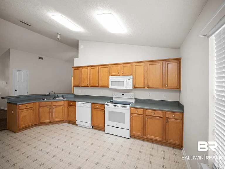 13097 Concord Dr E — Photo 8
