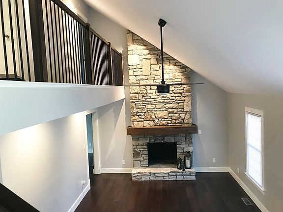 2nd image of 424 Wells Ln