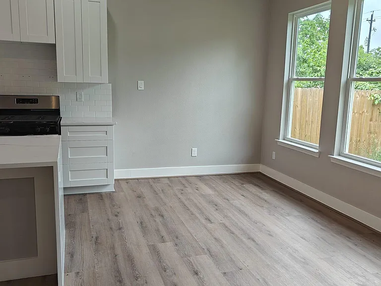 504 Center St — Photo 5