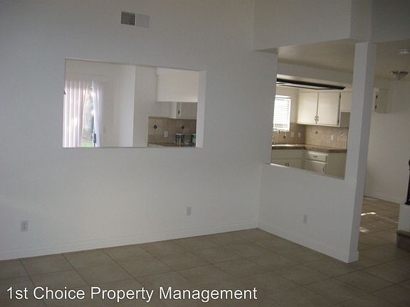 3rd image of 204 E York Ln