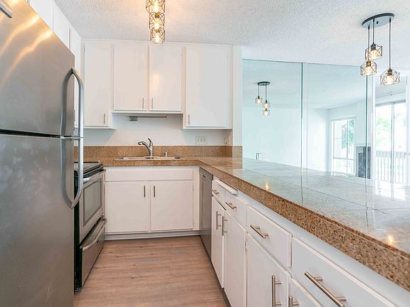 3rd image of 4600 Lamont St #211