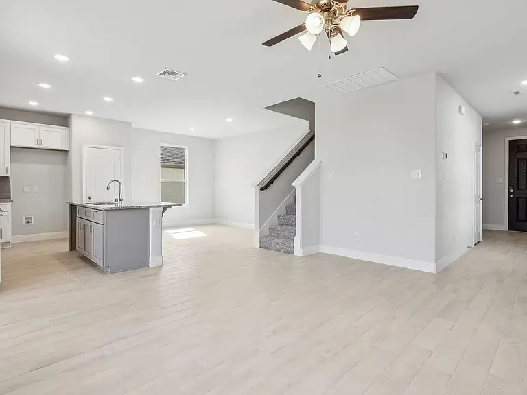 905 Sicily Blvd — Photo 2