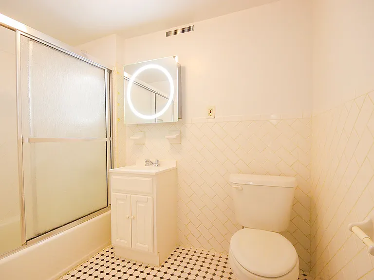512 E 5th St #24 — Photo 13