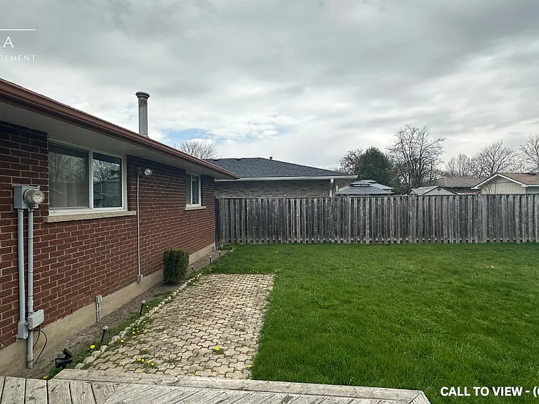 85 Geneva Cres — Photo 32