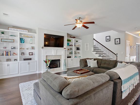 3rd image of 35 Whitaker Way N