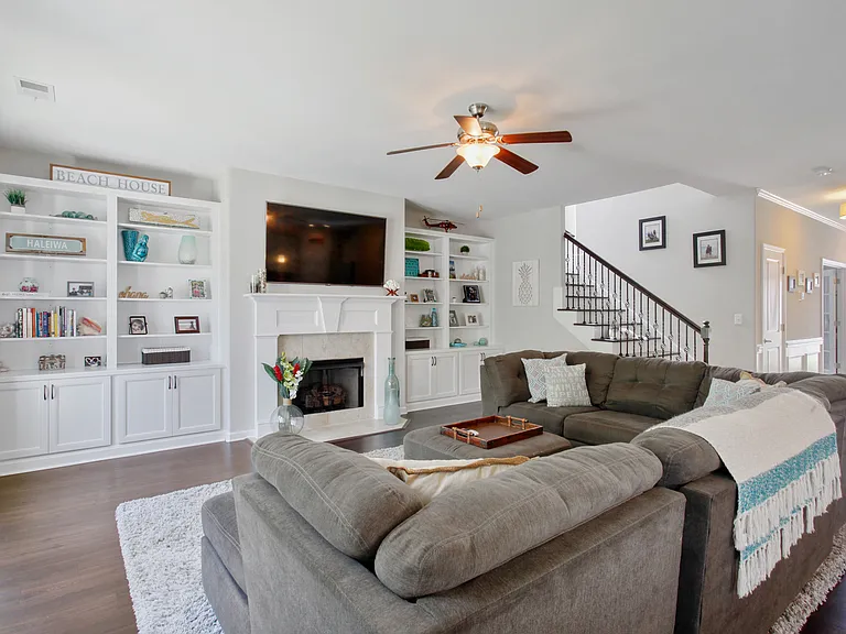 35 Whitaker Way N — Photo 3