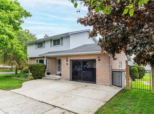 31 Blackfriar Ln, Brantford, ON N3R 7M2