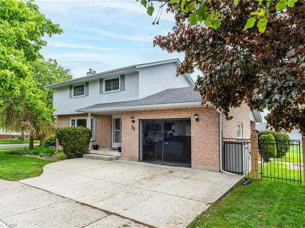 31 Blackfriar Ln, Brantford, ON N3R 7M2