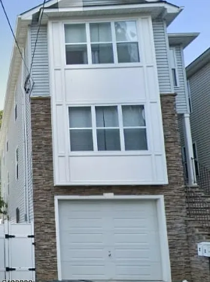 201 Schuyler Ave — Photo 1