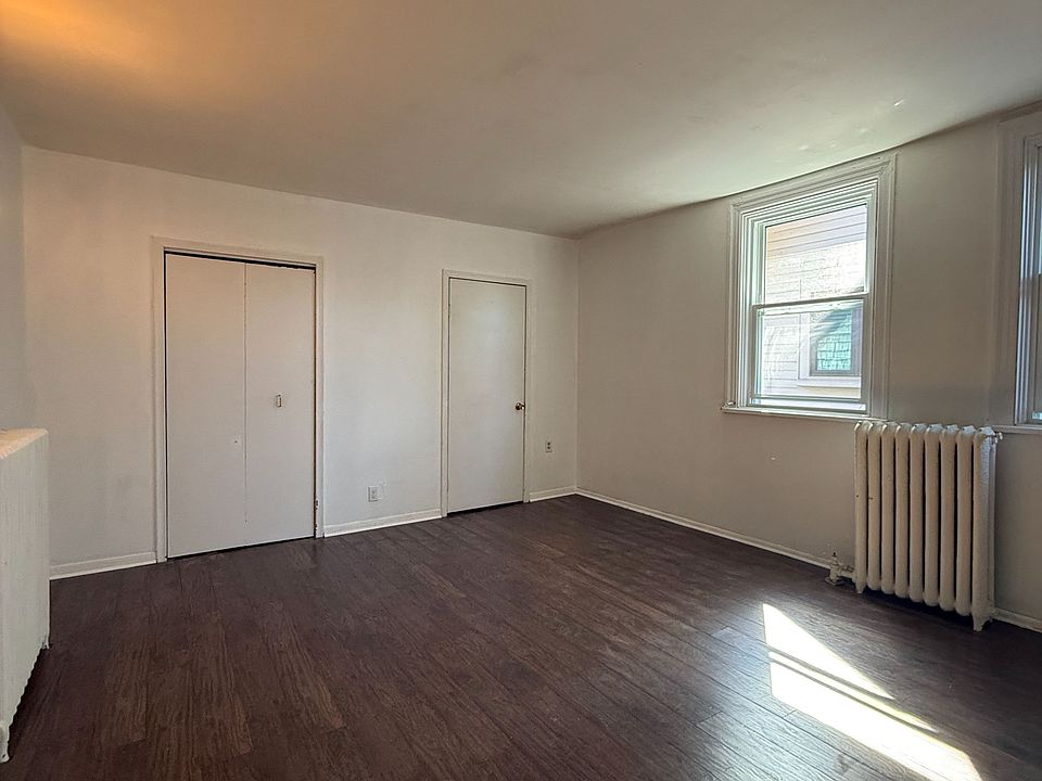 1st image of 4 Undermount Ave #3