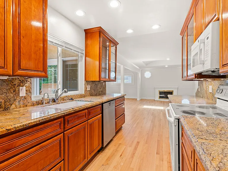 6923 Lassen St — Photo 7