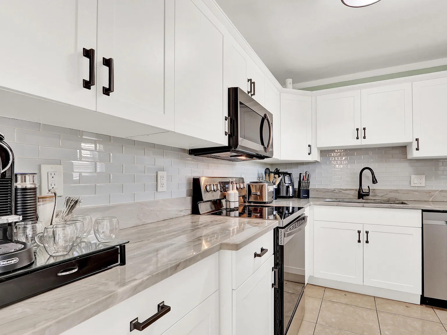 2 bed, 1.0 bath, 810 sqft, $1,950 — Photo 3