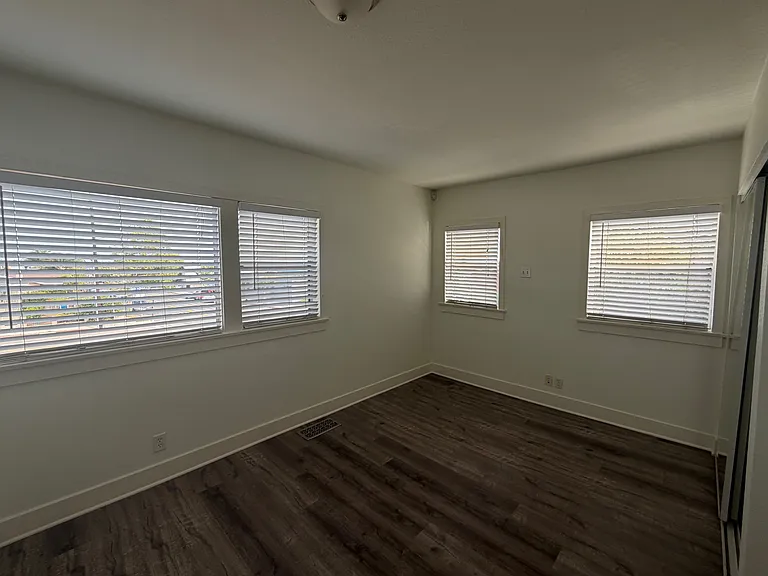 1137 S Cabrillo Ave — Photo 15