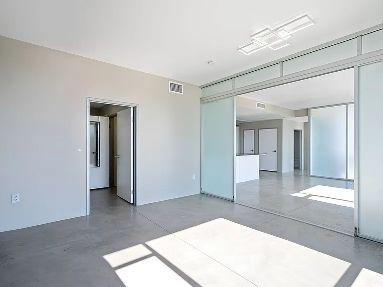 285 W 6th St #518 — Photo 5